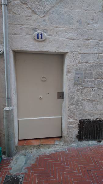 Mise en place après restauration complète d'une vielle porte d'entrée par SALVAT DECAPAGE