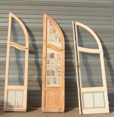 Fenêtres avant décapage, décapés et restaurés en peinture, le tout fait par SALVAT DECAPAGE 