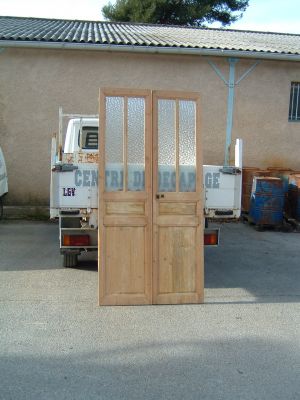 Résultat après décapage de portes vitrés intérieure par SALVAT DECAPAGE 