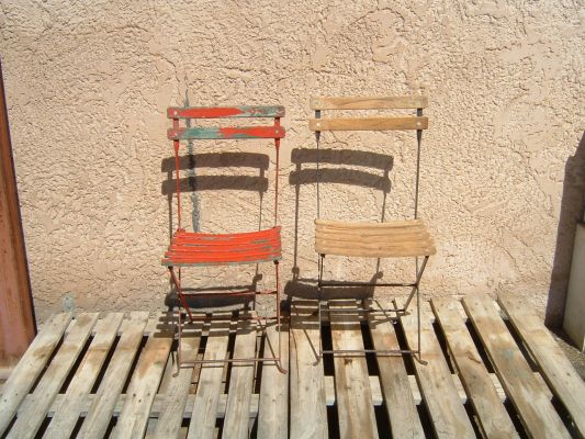 Chaises pliantes métal et bois avant/après décapage par SALVAT DECAPAGE 