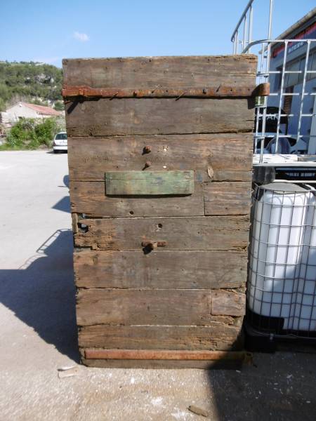 Vielle porte d'entrée maison de village verso avant décapage par SALVAT DECAPAGE