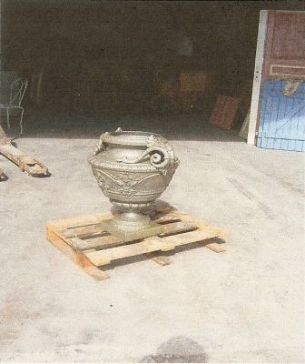 Pot en fonte après décapge et passage d'un primaire époxy anti-rouille par SALVAT DECAPAGE